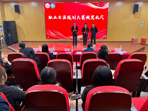 为一等奖获奖选手颁奖.jpg