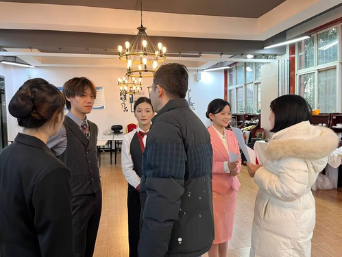 参赛中评委对学生的点评.png