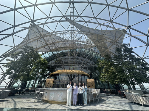 20250410酒店专业团队教师赴来福士洲际酒店与学生合影.jpg